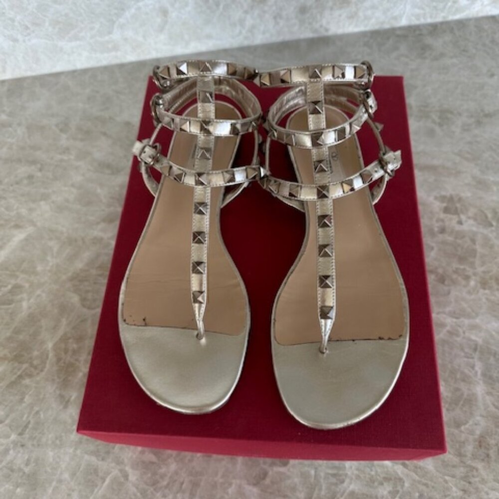 Valentino Garavani Rockstud metallic leather flat sandals sz 38